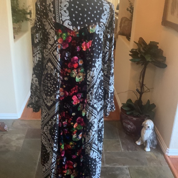 Stunning Black & White Dress/Duster with vibrant velvet insert panel in back. - Picture 2 of 2